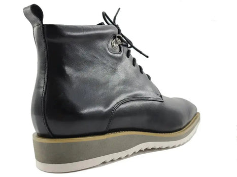 Carrucci Burnished Calfskin Lace-Up Boots - Rich Leather Elegance