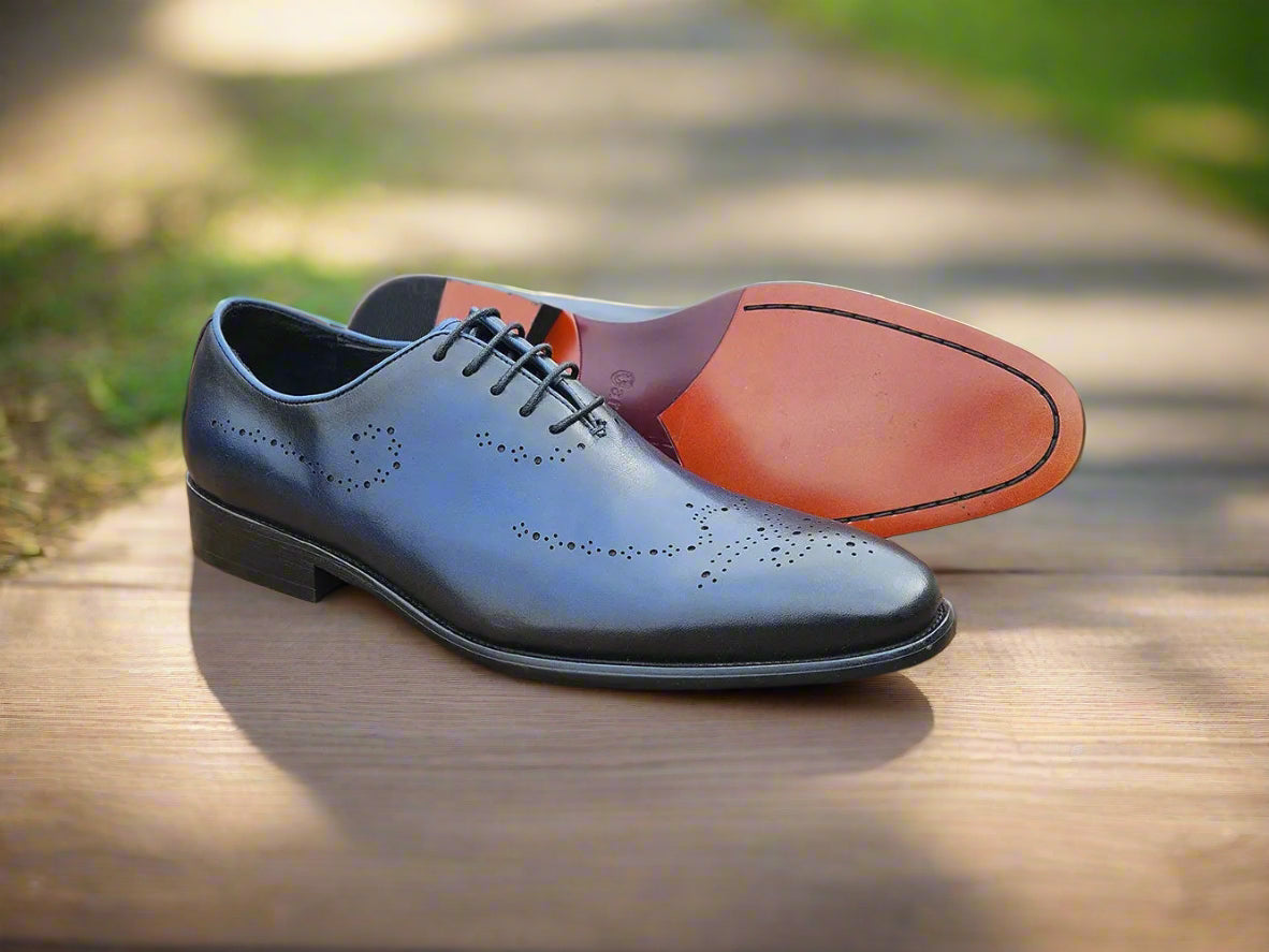 Carrucci Whole Cut Oxford with Medallions