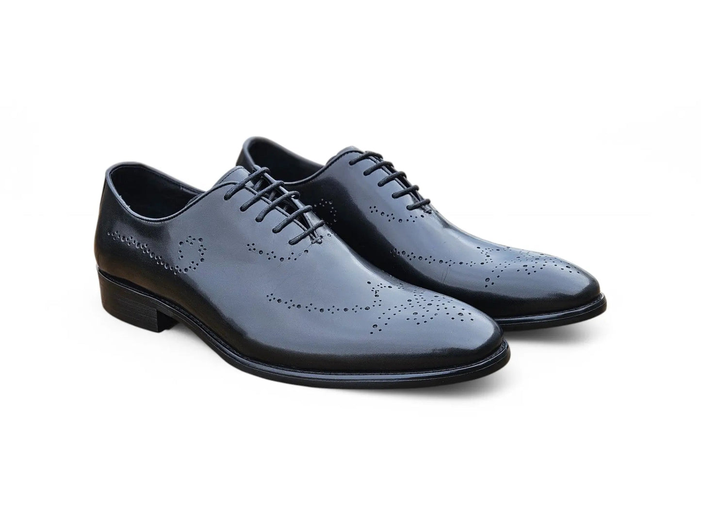 Carrucci Whole Cut Oxford with Medallions