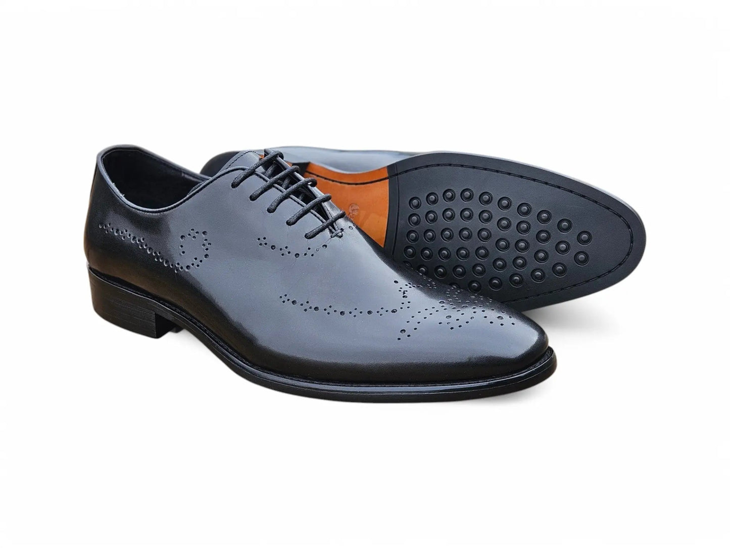 Carrucci Whole Cut Oxford with Medallions