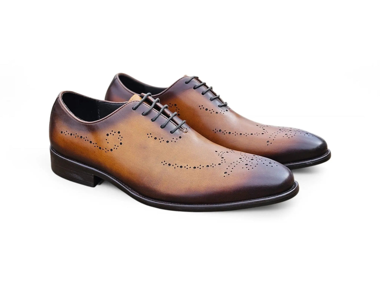 Carrucci Whole Cut Oxford with Medallions