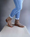 Botin Charro Quincy con Punta Cuadrada Color Cafe Claro