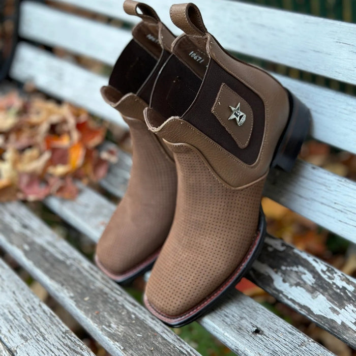 Botines de Gamuza Perforada Punta Cuadrada Los Altos Boots Color Taupe