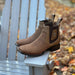 Botines de Gamuza Perforada Punta Cuadrada Los Altos Boots Color Taupe